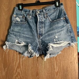 levi’s original fit cheeky medium wash shorts, mid rise. size W 26